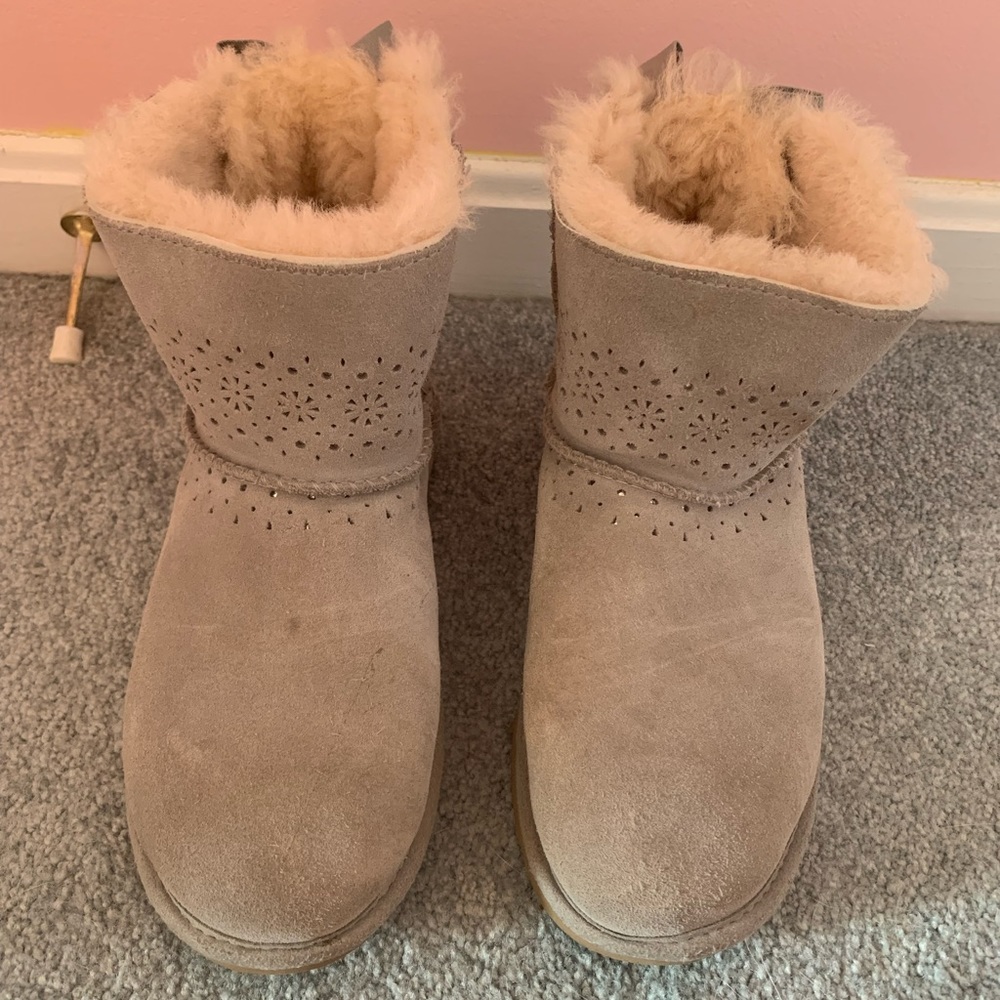 Snowflake Imprinted Grey Tie UGGS - Size 6